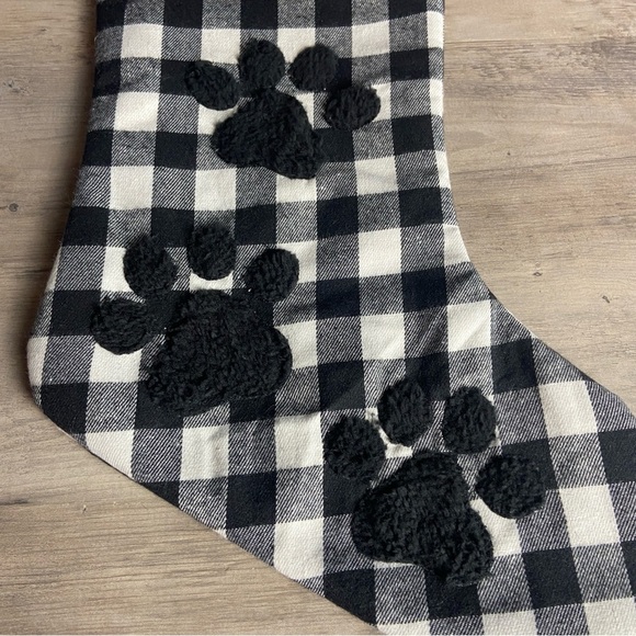 White Buffalo Plaid‎ Pattern with Prominent Paw Print Appliques. - Picture 2 of 6